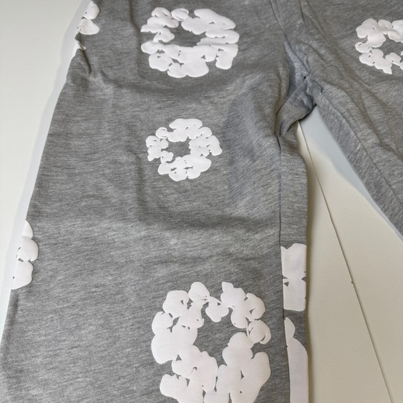 Denim Tears Pants with White Floral Design - Picture 3 of 5